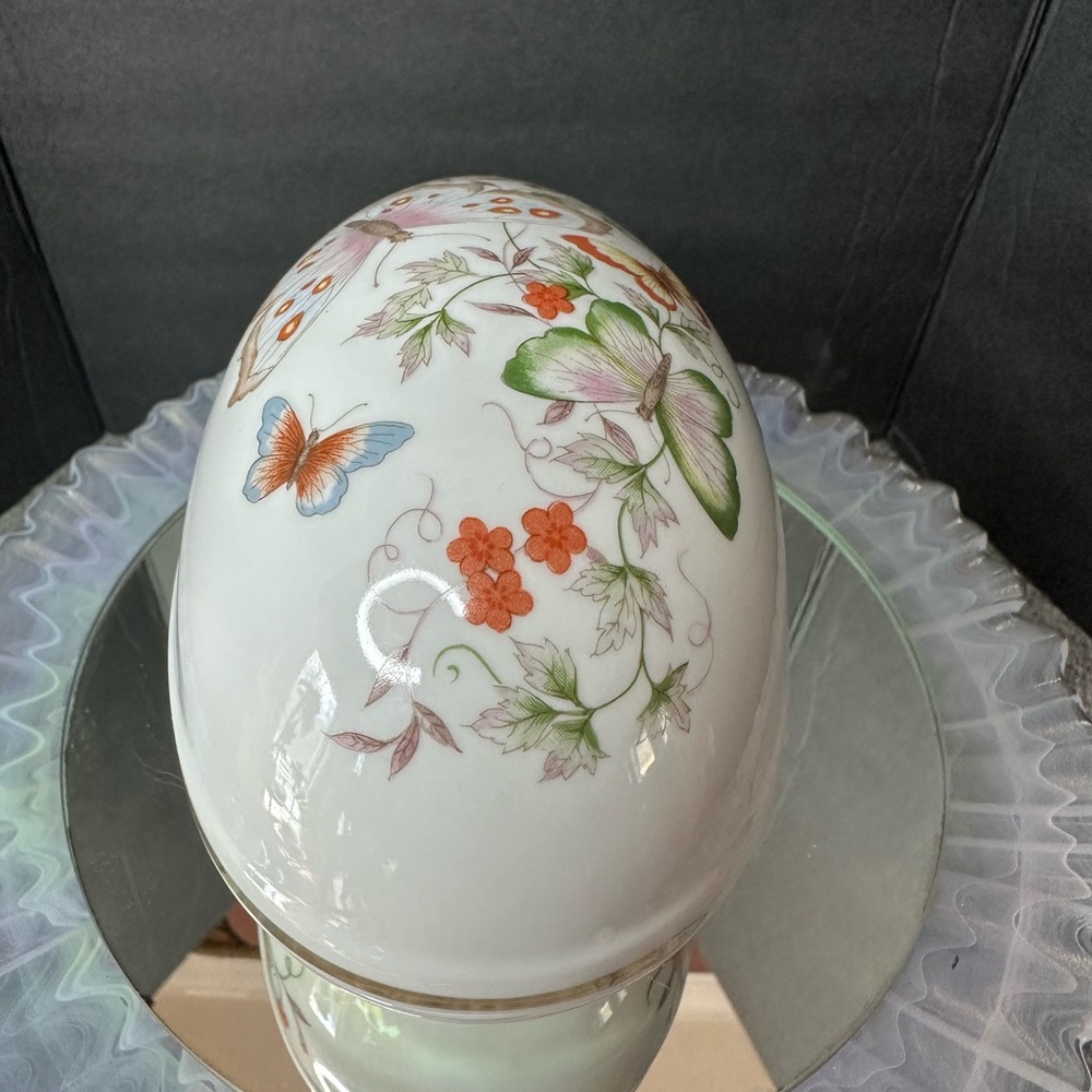 Vintage 1974 Avon "Butterfly Fantasy" fine porcelain treasure egg trinket box - Picture 4 of 8